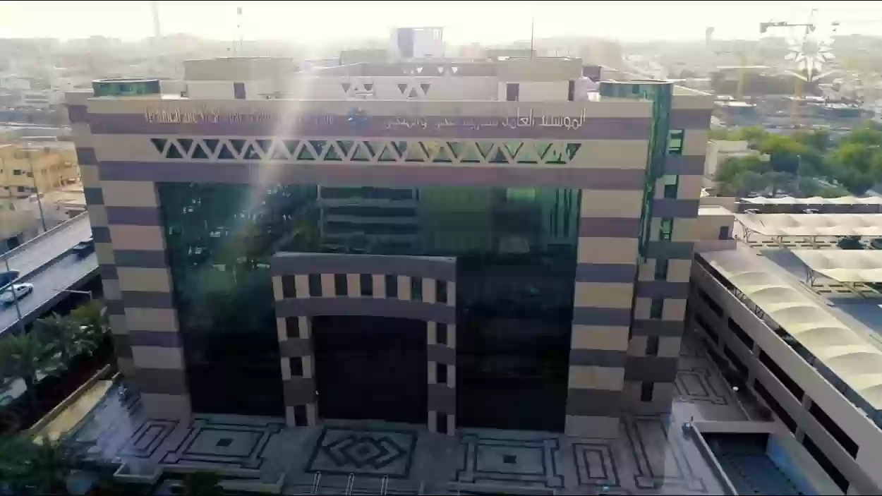 تقني تبوك تسعد بعض الخريجين