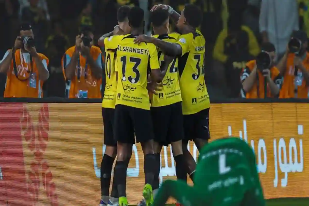 أسطورة الاتحاد السابق يفجر مفاجأة مُثيرة بشأن سقوط الهلال على ملعبه الجديد