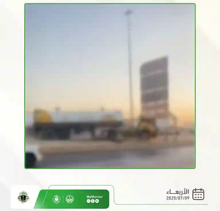 شاحنة تقتحم محلًا في الرياض