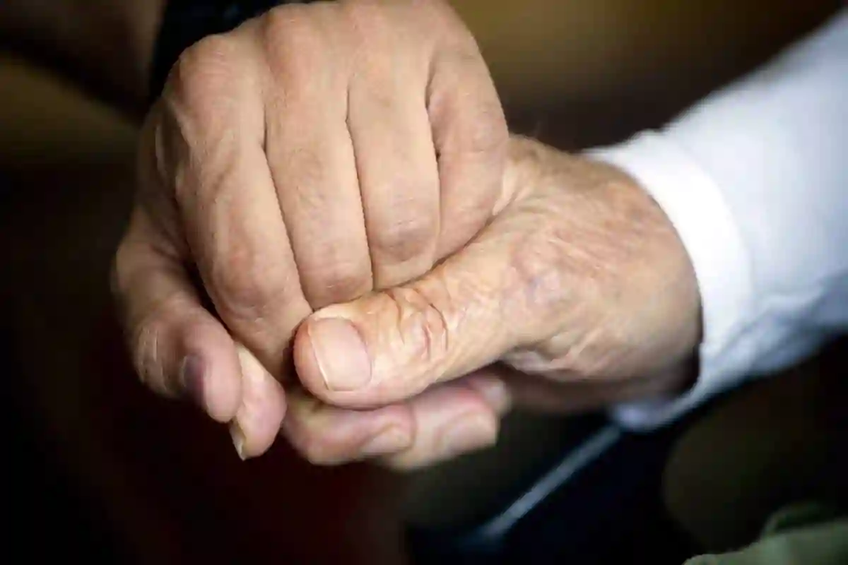 وزارة الموارد البشرية تطلق بطاقة امتياز لكبار السن عبر توكلنا