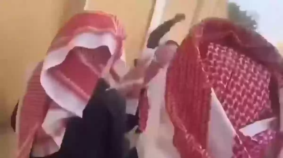 طلبة سعودية يتشاجرون في مرفق تعليمي في تبوك