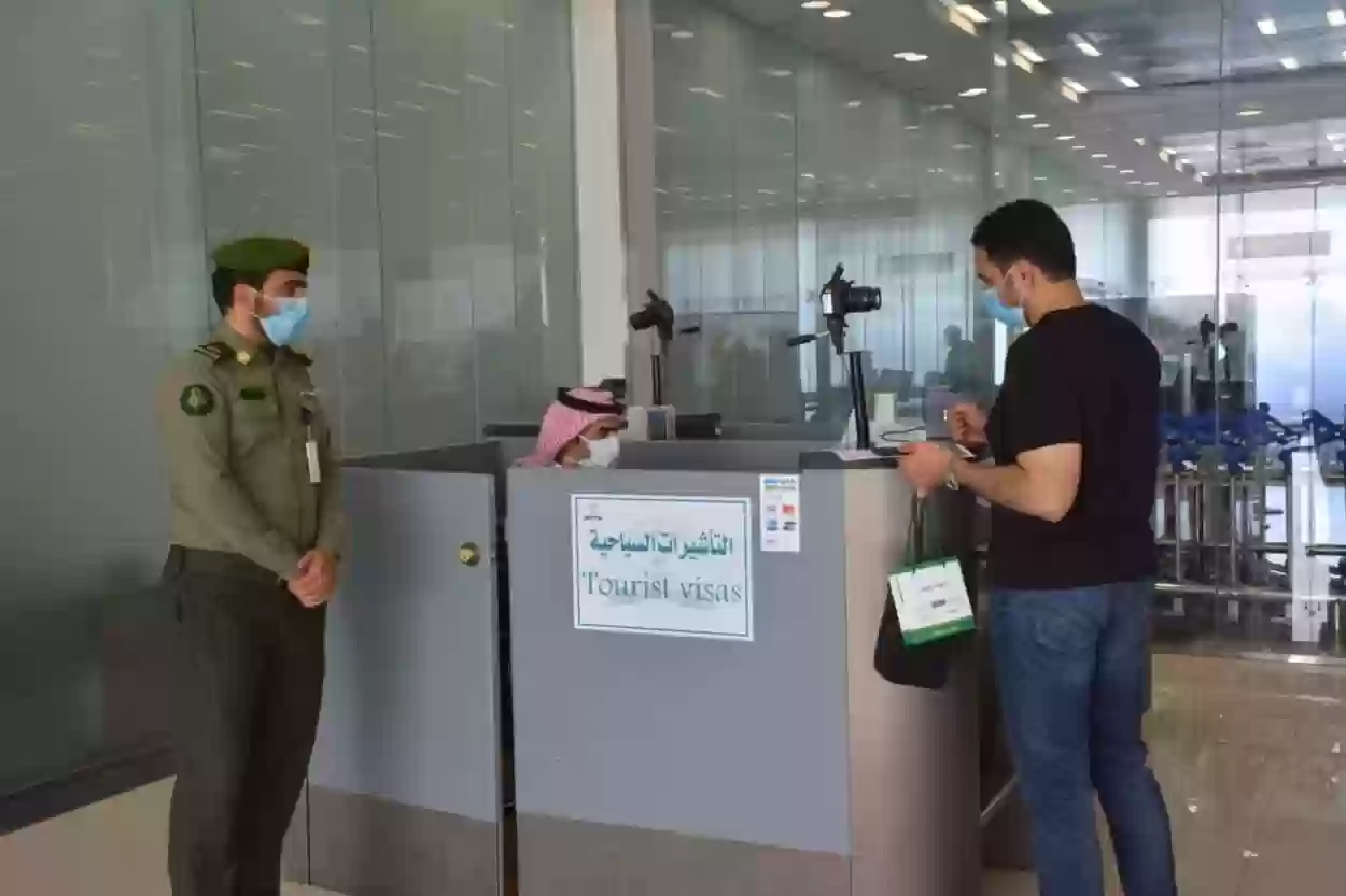 جوازات مطار حائل الدولي تتصدى لمسافر