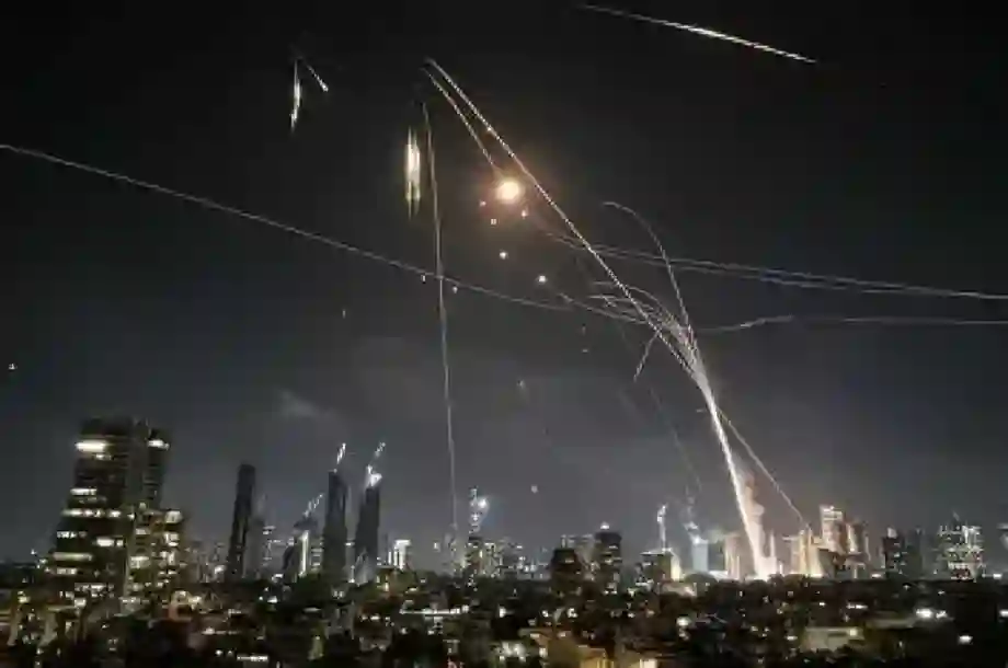 إيران تقصف إسرائيل وإسرائيل ترد