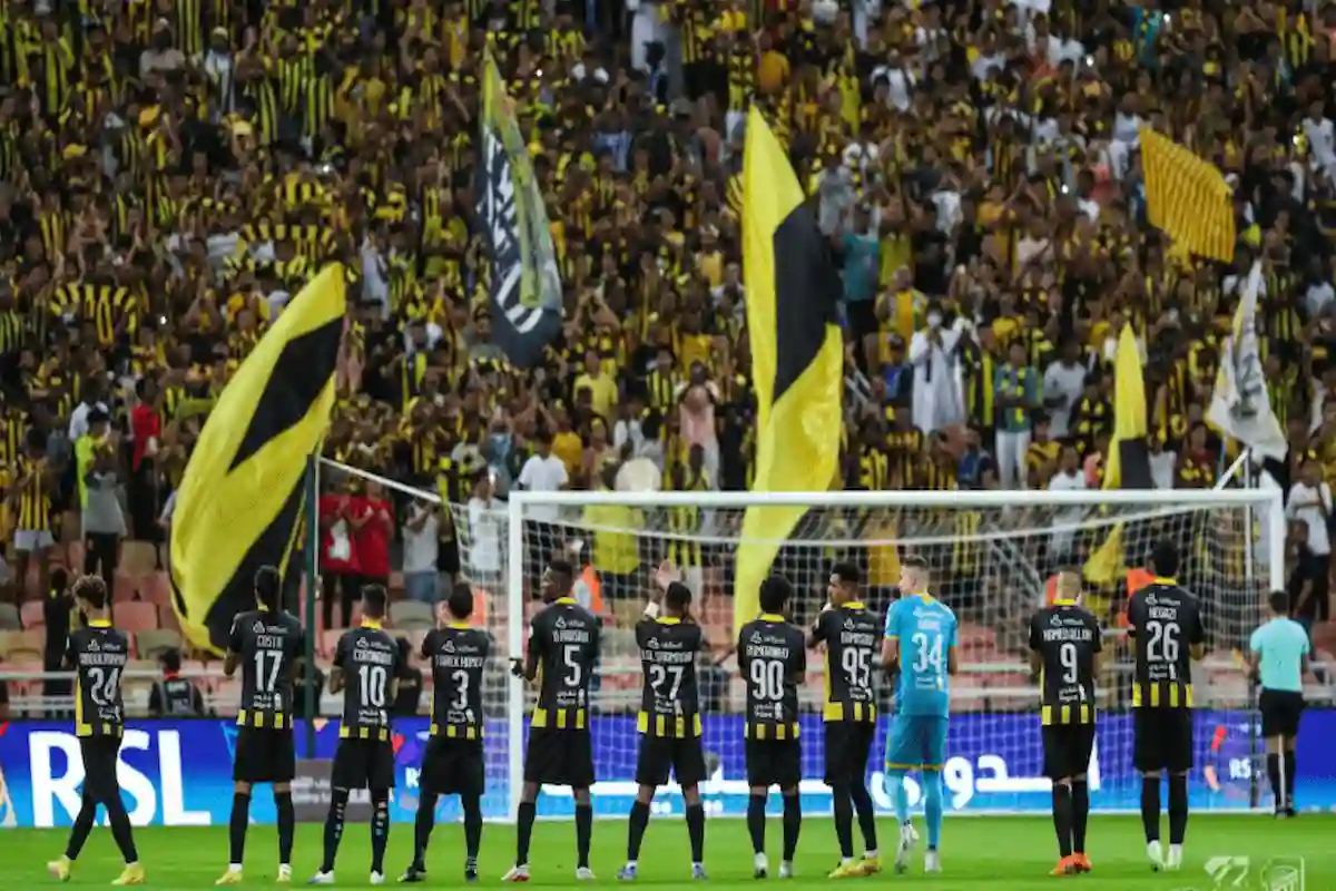 نجم الاتحاد السعودي يطمئن الجماهير بعد إصابته في الفوز على الفتح السعودي