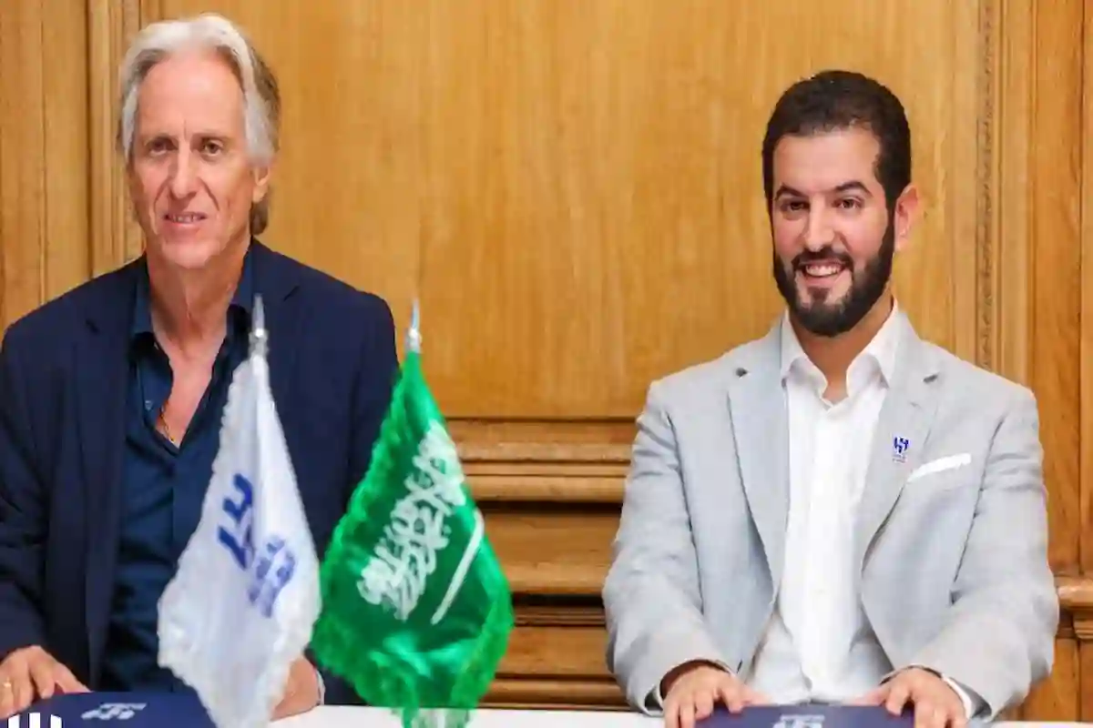 سجال ناري بين عطيف والدعيع على أزمة مدرب الأزرق الجديد