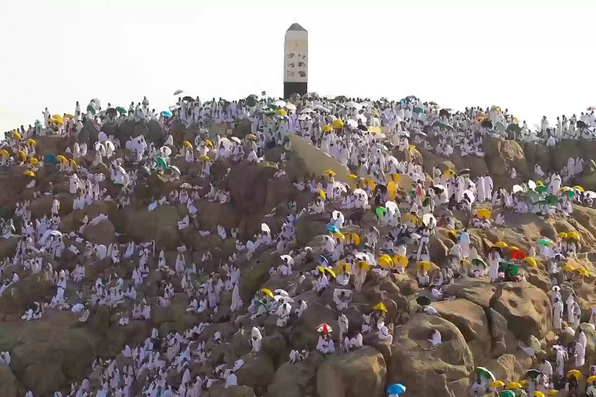 مشهد إنقاذ مصور لحاج تعرض للإغماء خلال أداء المناسك على جبل الرحمة