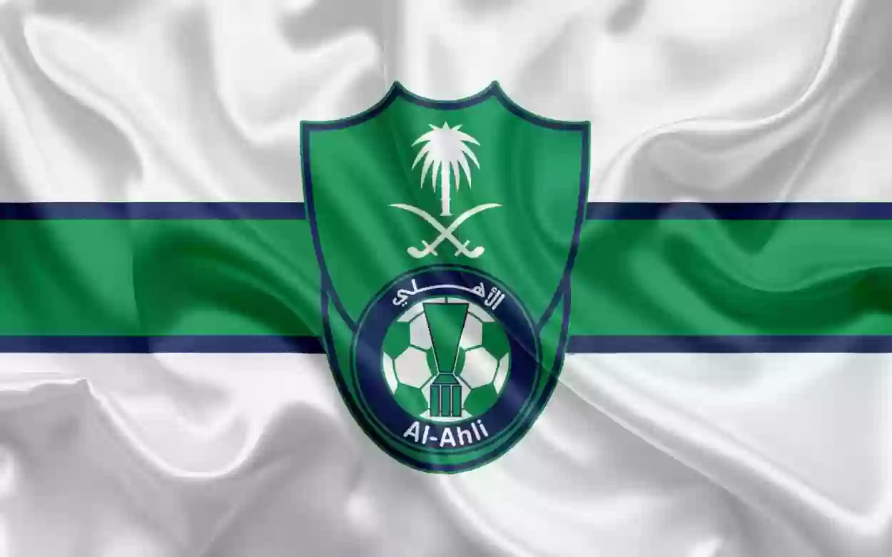رد قاسي على أخبار رحيل نجم الأهلي السعودي